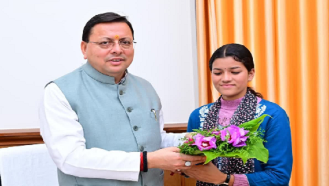 सीएम धामी ने गोद लिए आदर्श ग्राम सारकोट की ग्राम प्रधान प्रियंका नेगी से की मुलाकात..