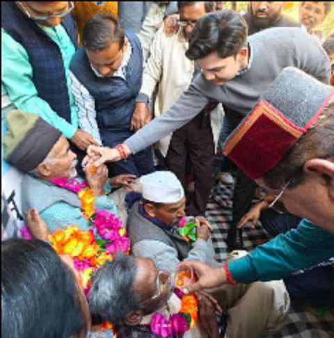 रुद्रप्रयाग में सड़क निर्माण की मांग को लेकर आमरण अनशन पर बैठे ग्रामीणों की तबीयत बिगड़ी, प्रशासन हरकत में आया..