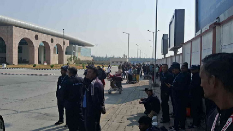 इंडिगो फ्लाइट क्राइसिस, 12 उड़ानें रद्द, एयरपोर्ट पर सैकड़ों यात्री फंसे, अफरा-तफरी मची..