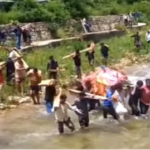 आपदा में बहा पुल, अब शवयात्रा भी नदी पार करने को मजबूर, 5 साल से नहीं बना आरसीसी पुल..