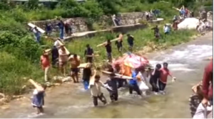 आपदा में बहा पुल, अब शवयात्रा भी नदी पार करने को मजबूर, 5 साल से नहीं बना आरसीसी पुल..